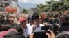 Presiden Joko Widodo (tengah) memberi keterangan kepada media setelah meninjau Roa-Roa Hotel dan daerah yang terdampak gempa bumi dan tsunami di Palu, Sulawesi Tengah, 3 Oktober 2018.