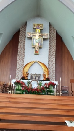 Bagian dalam Gereja Santa Clara, Bekasi, 24 Desember 2019. (Foto: Fathiyah Wardah/VOA)