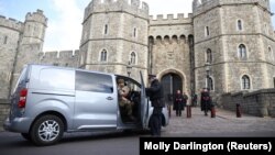 Sejumlah anggota militer tiba di Kastil Windsor menyusul wafatnya Pangeran Philip, suami Ratu Elizabeth dalam usia 99 tahun di Windsor, dekat London, Inggris, Jumat, 16 April 2021. (Foto: Molly Darlington/Reuters)