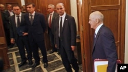 ທ່ານ George Papandreou ນາຍົກລັດຖະມົນຕີກຣິສເດີນທາງໄປຮອດຕຶກລັດຖະສະພາເພື່ອເຂົ້າຮ່ວມກອງປະ ຊຸມສຸກເສິນ
ຂອງຄະນະລັດຖະບານຂອງທ່ານ.
ວັນທີ 3 ພະຈິກ 2011.