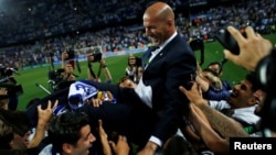 Zinedine Zidane célèbre la victoire du Real Madrid à Malaga, en Espagne, le 21 mai 2017.
