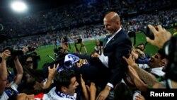 Zinedine Zidane célèbre la victoire du Real Madrid à Malaga, en Espagne, le 21 mai 2017.