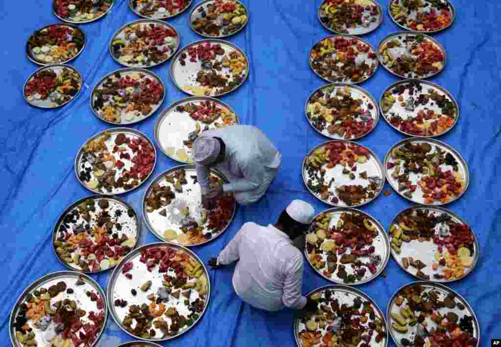 اسوشیتدپرس از حال و هوای ماه رمضان این عکس را از بمبئی هند منتشر کرده است. گروهی از مسلمانان قبل از افطار، در مسجدی در بمبئی، سفره افطار را آماده می کنند. 
