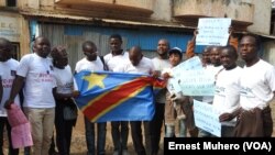 Des militants des mouvements citoyens de la Lucha, ainsi que Filimbi et Réveil des indignés, réclament le départ du pouvoir du président Joseph Kabila dont le mandat s’est terminé le 19 décembre 2016. (VOA/Ernest Muhero)