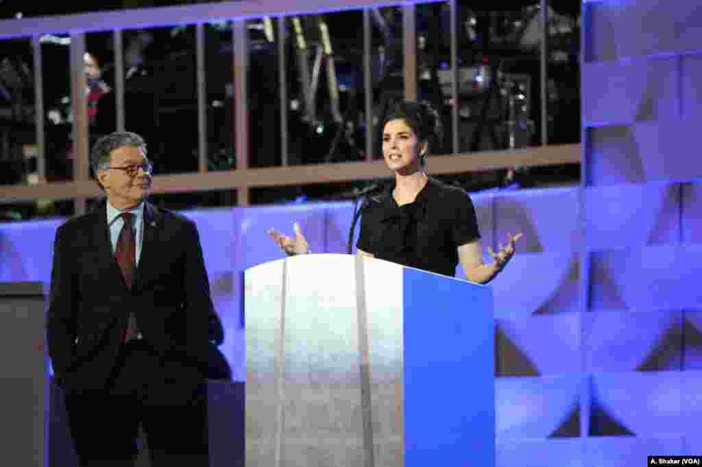 Senator Al Franken dari Minnesota (kiri) dan komedian Sarah Silverman memperkenalkan penyanyi Paul Simon pada Konvensi Nasional Partai Demokrat di Philadelphia (25/7)