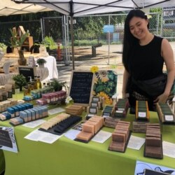 Siany Wulandari saat pertama kali berjualan tatap muka di sebuah pasar kaget di Seattle, Washington, AS (dok: Siany Wulandari)