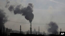 کارخانوں کی چمنیوں سے خارج ہونے والا دھواں فضائی آلودگی کا ایک بڑا سبب ہے۔