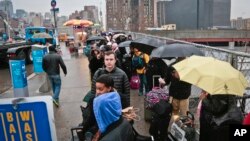 Warga mengantre naik bus di New York untuk mudik sebelum Hari Bersyukur atau Thanksgiving. (Foto: Dok)