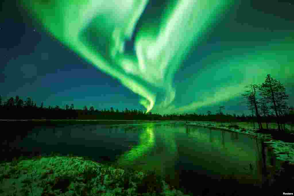 핀란드 북부 로바니에미 하늘에 북극광이 보인다.