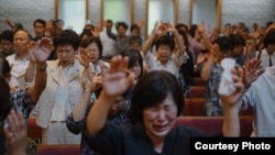 13일 미국 워싱턴 인근 메릴랜드의 베델교회에서 '북한 동족과 통일을 위한 통곡기도회'가 열렸다. 참석자들이 함께 기도하고 있다. 사진 제공: 노체인.