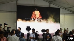 Para wartawan India meliput perkembangan pendarat bulan Vikram dari fasilitas Organisasi Penelitian Antariksa India (ISRO) di Bangalore, 6 September 2019. (Foto: AFP)