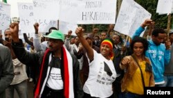 FILE - People protesting against an earlier security force attack on a student rally in Orono shout slogans during a demonstration organized by the opposition Ethiopian Federal Democratic Unity Forum in Addis Ababa, May 24, 2014. 