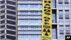 Greenpeace activists' banner hangs over PT Medco Energi Internasional headquarters in Jakarta (file photo)