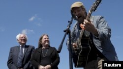 برنی ساندرز و خانمش حین یک گردهمایي در ایالت تکزاس