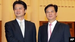 Japanese Foreign Minister Koichiro Gemba (L) shakes hands with Vietnamese Prime Minister Nguyen Tan Dung during their meeting at the Government Office in Hanoi, Vietnam, July 14, 2012. (AP)