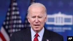 El presidente de EE. UU., Joe Biden, pronuncia un discurso en el que anuncia la liberación de 50 millones de barriles de petróleo de la reserva estratégica el 23 de noviembre de 2021.