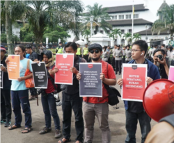 Sejumlah jurnalis menuntut kesejahteraan wartawan dan penghapusan kekerasan terhadap awak media dalam aksi Hari Buruh di Bandung. (Foto: Aliansi Jurnalis Independen (AJI) Bandung)