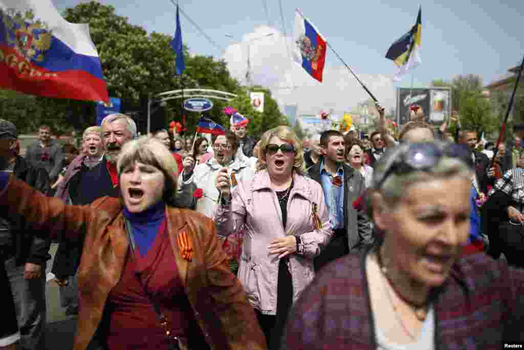 Participants shout slogans and wave Russian flags during an International Worker&#39;s Day parade in Donetsk, May 1, 2014.