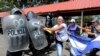 Un manifestante se enfrenta con la policía antidisturbios durante una protesta contra el gobierno del presidente nicaragüense Daniel Ortega en Managua, Nicaragua, en 2018.