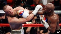 En images: Mayweather remporte le combat face à McGregor
