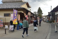 Turis berjalan di kawasan Danau Kawaguchi, dekat Gunung Fuji, Jepang, November 2019. (Foto: VOA/Rio Tuasikal)