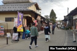 Turis berjalan di kawasan Danau Kawaguchi, dekat Gunung Fuji, Jepang, November 2019. (Foto: VOA/Rio Tuasikal)