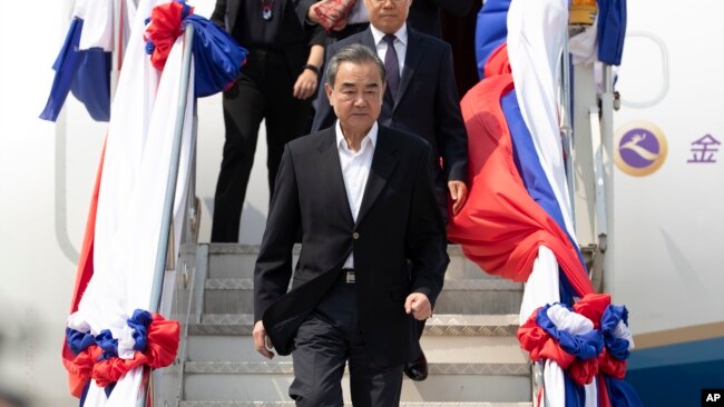 中国外交部长王毅抵达老挝参加有关新冠病毒问题的东盟-中国特别外长会议。（2020年2月19日）