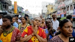 Católicos en Sri Lanka rezan en una calle durante una breve misa afuera de la iglesia de San Antonio, blanco de un ataque con explosivos el Domingo de Pascua. Abril 28 de 2019.