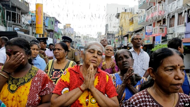Católicos en Sri Lanka rezan en una calle durante una breve misa afuera de la iglesia de San Antonio, blanco de un ataque con explosivos el Domingo de Pascua. Abril 28 de 2019.