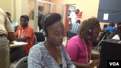 First responders at the 117 call center Grace Kargobai (left) and Victoria Dyka (far right), Freetown, Sierra Leone, Oct, 30, 2014. ( Nina deVries / VOA)
