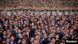 지난 10일 북한 평양에서 열린 7차 노동당 대회 경축 군중집회에서 당, 군 고위 간부들이 박수를 치고 있다.