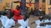 乌干达孩子在武馆学功夫，长大要做动作片明星。（2014年10月9日）