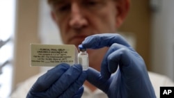 Deneysel Ebola aşısını tutan İngiliz Profesör Adrian Hill