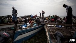 Des Congolais déplacés près de Lac Albert pour aller en Ouganda, le 5 mars 2018.