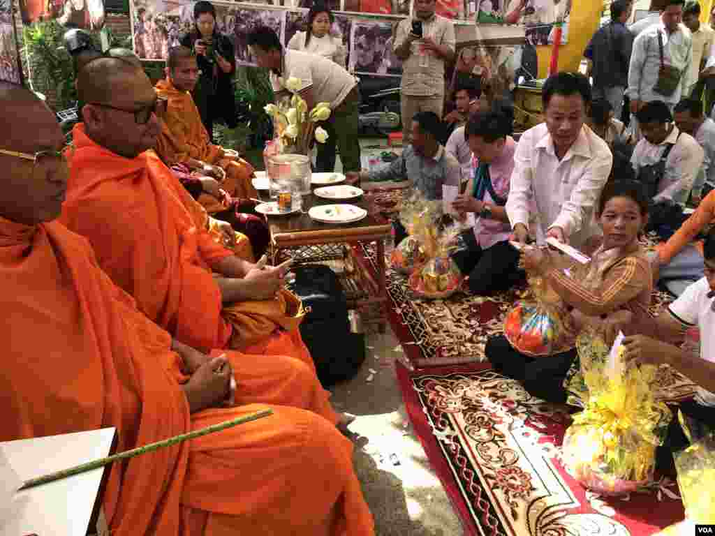 សាច់ញាតិនៃជនរងគ្រោះ ប្រគេនស្លាដក ដល់ព្រះសង្ឃ ថ្ងៃទី៣ ខែមករា ឆ្នាំ២០២០។ (ហ៊ុល រស្មី/VOA)
