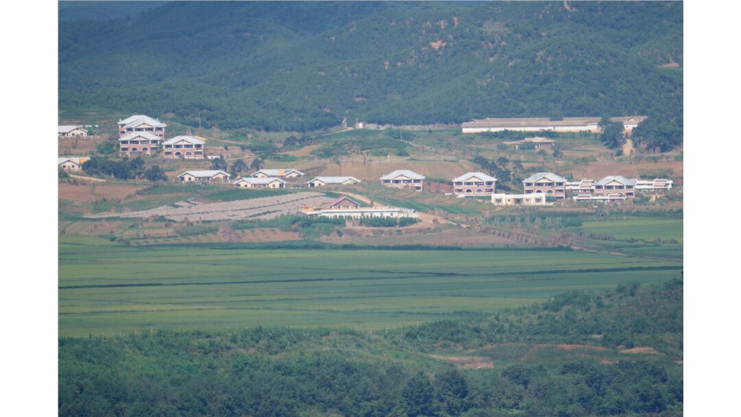 Kota Kaepoong Korea Utara dilihat dari observatorium unifikasi di Paju, Seoul, Korea Selatan, Jumat, 3 September 2021. (AP)