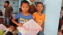 Anak pengungsi Syiah Sampang di rumah susun Puspa Agro, Sidoarjo, Jawa Timur, menanti kapan bisa pulang ke kampung halalaman (VOA/Petrus RIski)