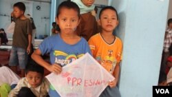 Anak pengungsi Syiah Sampang di rumah susun Puspa Agro, Sisoarjo, Jawa Timur, menanti kapan bisa pulang ke kampung halalaman (Foto: VOA/Petrus Riski)