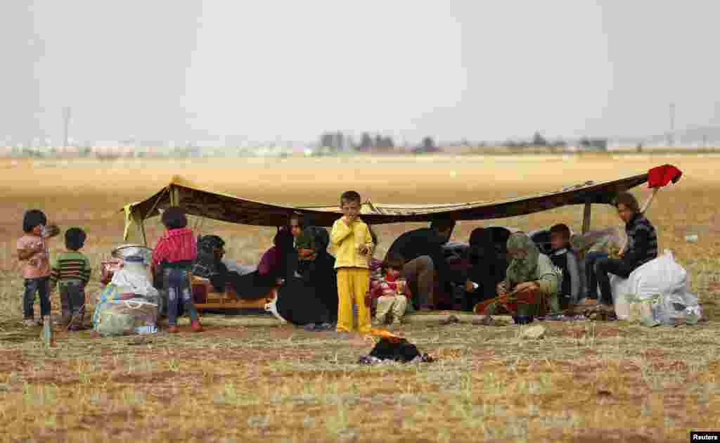 Kurdish Syrian refugees camp at the Turkish-Syrian border near the southeastern town of Suruc in Sanliurfa province, Sept. 25, 2014.