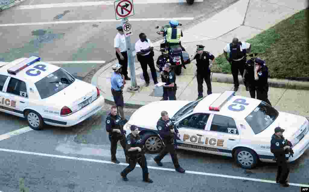 Polisi wakifuatilia hali hiyo Capitol Hill baada ya milio ya bunduki kuripotiwa karibu na mitaa ya 2nd Street NW na Constitution Avenue.