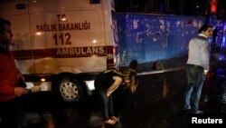 Orang-orang meninggalkan klub malam tempat terjadinya tembakan saat malam tahun baru di Istanbul, 1 Januari 2017.