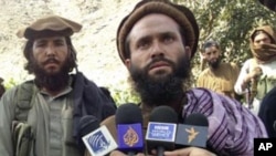 Pakistani Taliban group commander Mullah Dadullah (R), speaks to the media in the Afghanistan-Pakistan border area of Kunar and Bajaur tribal region, September 6, 2011.