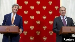 지난달 24일 모스크바를 방문한 존 케리 미 국무장관(왼쪽)이 크렘린 궁에서 세르게이 라브로프 러시아 외무장관과 공동기자회견을 하고 있다. (자료사진)