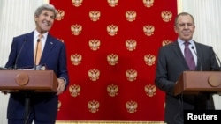 ລັດຖະມົນຕີຕ່າງປະເທດຣັດເຊຍ ທ່ານ Sergei Lavrov (ຂວາ) ແລະລັດຖະມົນຕີຕ່າງປະເທດສະຫະລັດ ທ່ານ John Kerry ເຂົ້າຮ່ວມກອງປະຊຸມຖະແຫຼງຂ່າວ ທີ່ວັງເຄຣັມລິນ. (24 ມີນາ 2016)