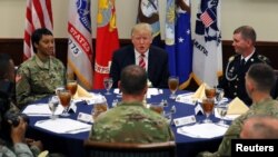 도널드 트럼프 미국 대통령이 6일 플로리다주 탬파의 미 중부사령부를 방문해 군인들과 점심을 하고 있다.
