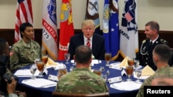 Donald Trump almuerza con miembros de las fuerzas armadas durante una visita a la sede del comando central y operaciones especiales de EE.UU.