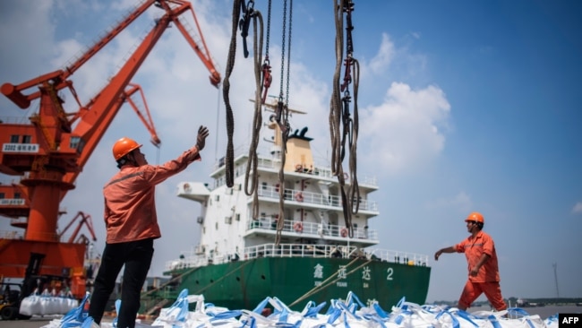 2018年8月7日工人在中國江蘇省張家港卸下化學品。