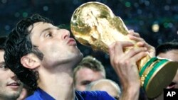 Tuyển thủ Fabio Grosso hôn cúp sau khi đội tuyển quốc gia Italy giành chức vô địch World Cup 2006 ở sân vận động Olympic ở Berlin. 