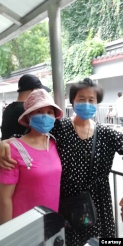 河南省异议人士聂丽娜 (左边着粉红衣者，照片提供:王素娥)
