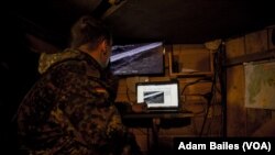 Iz podzemnog bunkera, ukrajinski vojnik promatra snimke učinjene kamerom drona, kako bi nadgledao strateški put koji vodi do aerodroma u rukama pobunjenika u Donjetsku u Ukrajini.
